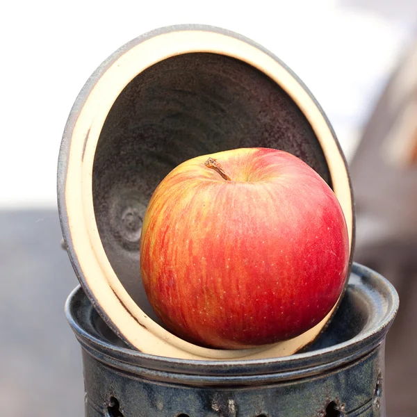 Apple i en keramikskål på mässan — Stockfoto