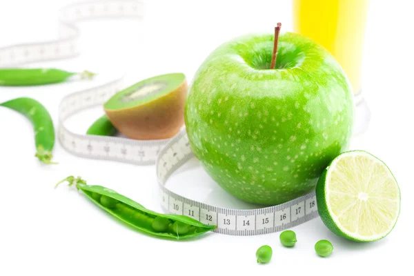 Juice,apple,lime,peas,kiwi and measure tape isolated on white — Stock Photo, Image