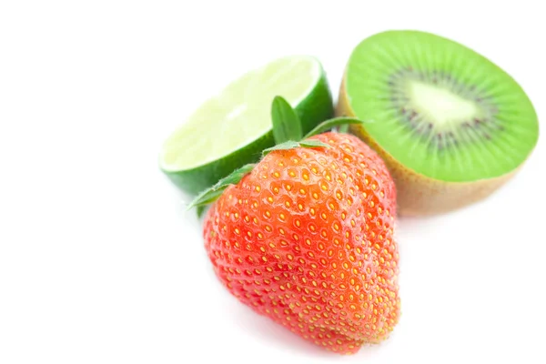 Stora saftiga röda mogna jordgubbar, lime och kiwi isolerad på vit — Stockfoto