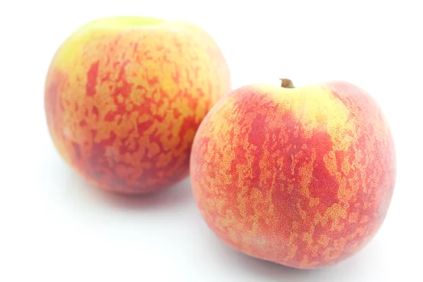 Персик изолирован на белом — стоковое фото