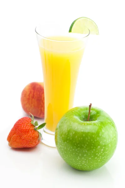 Juice, äpple, jordgubb isolerad på vit — Stockfoto