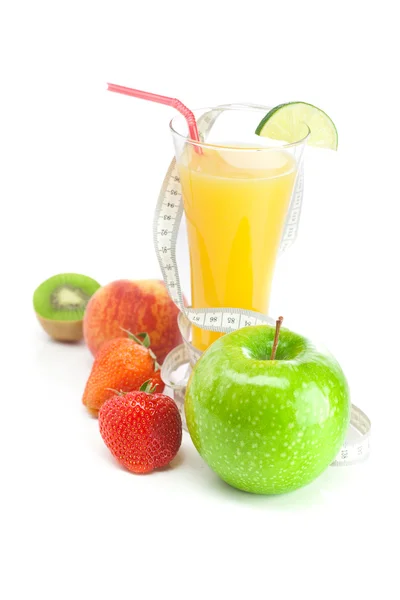 Juice, äpple, kiwi, jordgubbar och mått band isolerad på vit — Stockfoto