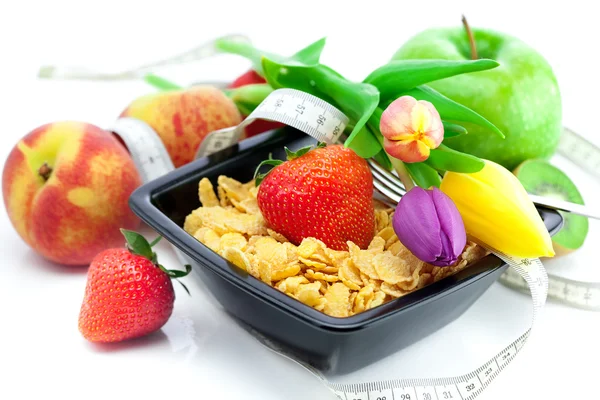 Fresa, melocotón, manzana, kiwi, tulipanes y copos en un arco —  Fotos de Stock