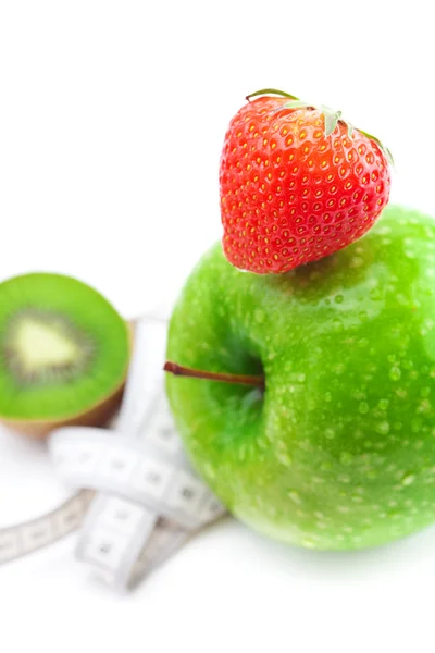 Erdbeeren, Apfel mit Wassertropfen, Kiwi und Maßband — Stockfoto