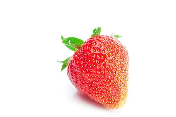 Iso mehukas punainen kypsä mansikat eristetty valkoinen — kuvapankkivalokuva