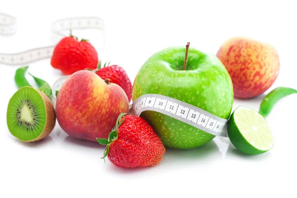 Stora saftiga röda mogna jordgubbar, äpple, lime, persika, kiwi och mätt — Stockfoto