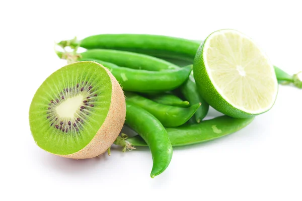Lime, ärter och kiwi isolerad på vit — Stockfoto