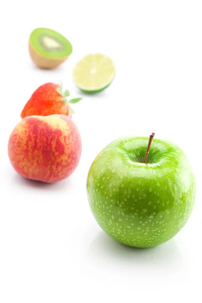 Большая сочная красная спелая клубника, яблоко, лайм, персик и изола киви — стоковое фото
