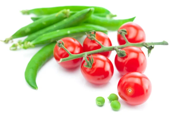 Kilka pomidorów i groch na białym tle — Zdjęcie stockowe