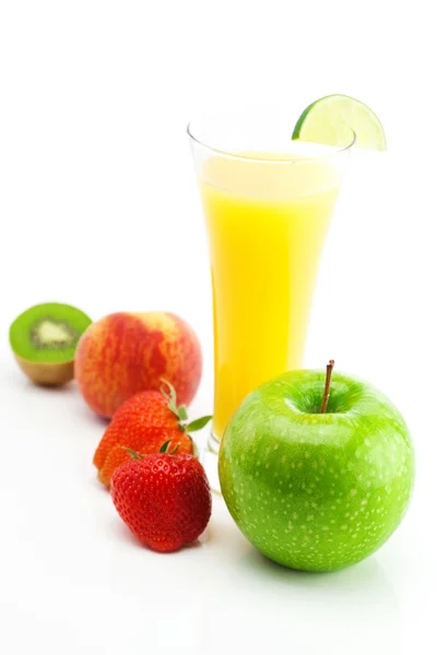 Juice, äpple, jordgubbar, persika och kiwi isolerad på vit — Stockfoto