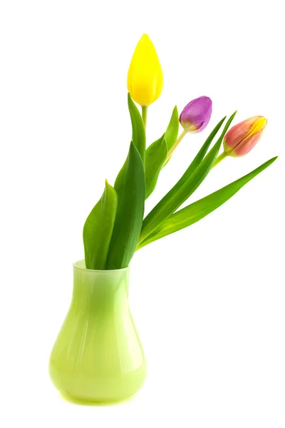 白で隔離される花瓶に色とりどりのチューリップ — ストック写真