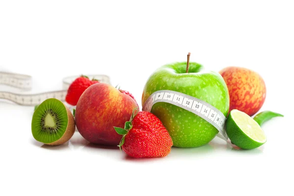 Große saftige rote reife Erdbeeren, Apfel, Limette, Pfirsich, Kiwi und Mais — Stockfoto