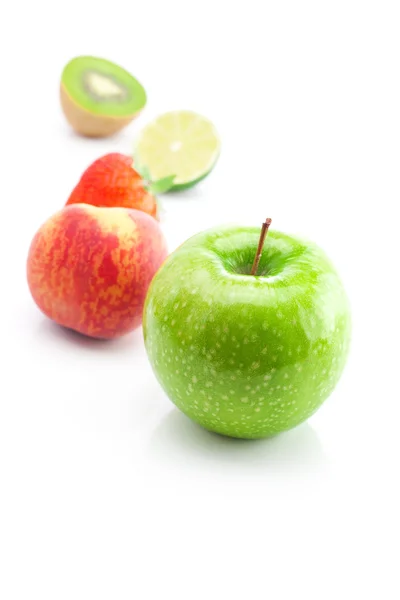 Nagy lédús piros érett eper, alma, lime, őszibarack és a kivi isola — Stock Fotó