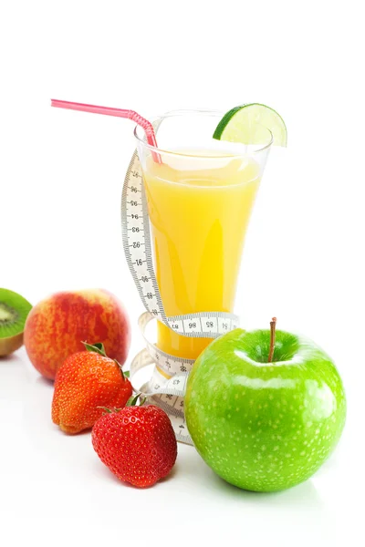 Juice äpple, jordgubbar, persika, kiwi och och mäta tejp isolatet — Stockfoto