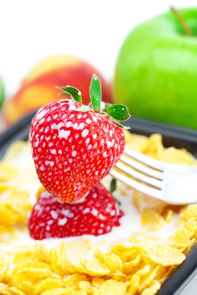 Fresa, melocotón, manzana, kiwi, tenedor, leche y copos en un tazón —  Fotos de Stock