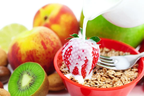Stroberi, persik, apel, kiwi, garpu, susu dan serpih dalam mangkuk — Stok Foto