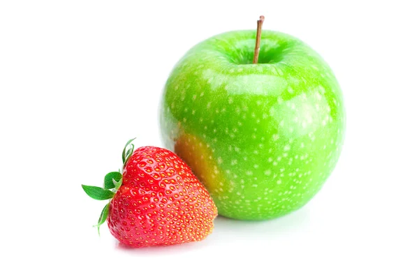 Duże soczysty czerwony dojrzałe truskawki i jabłko na białym tle — Zdjęcie stockowe