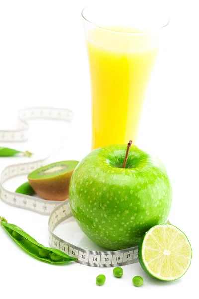 Jus, pomme, citron vert, pois, kiwi et ruban à mesurer isolé sur blanc — Photo