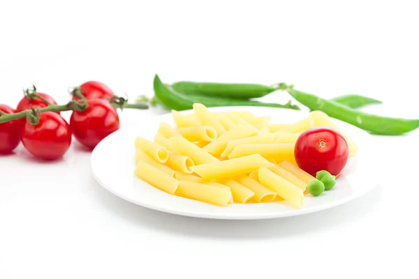 Tomate, guisantes y pasta en un plato aislado sobre blanco —  Fotos de Stock