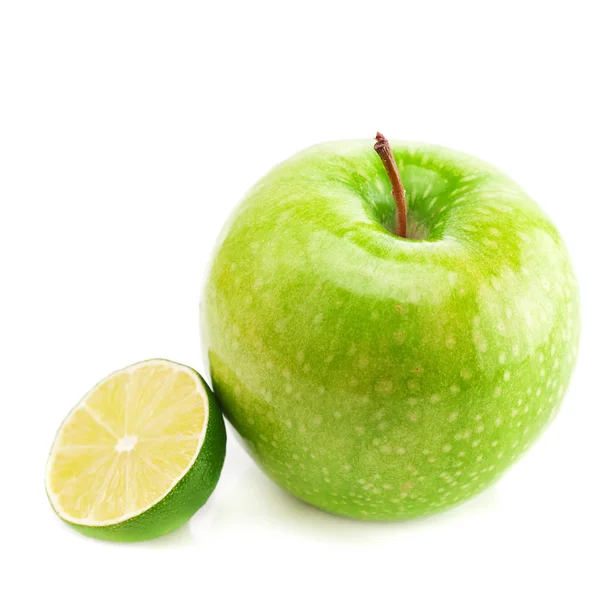 Elma ve üzerinde beyaz izole limon — Stok fotoğraf