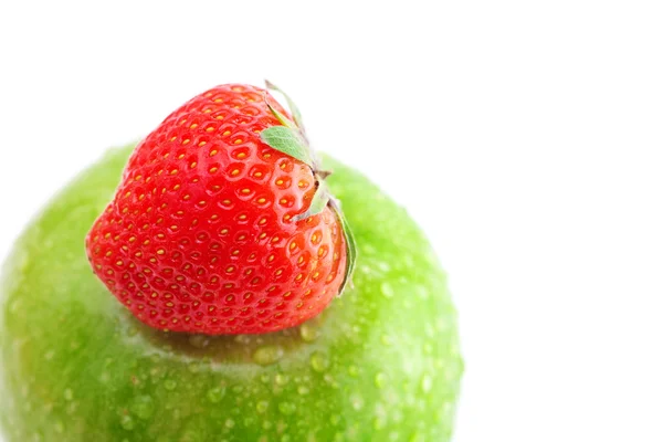 Jordgubbar och äpple med vatten droppar tejp isolerad på vit — Stockfoto