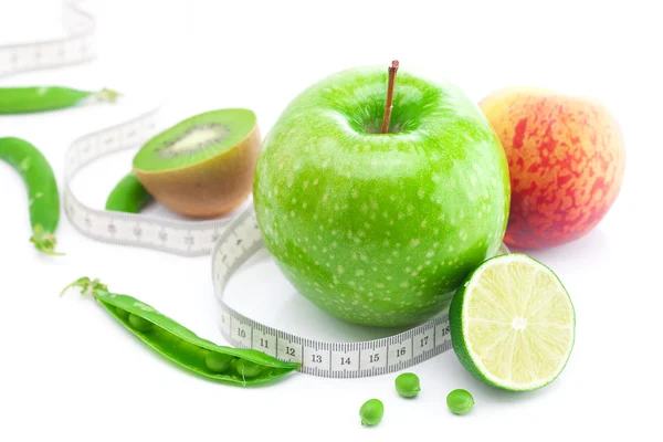 Apple,lime,peas,kiwi ,peach and measure tape isolated on white — Stock Photo, Image