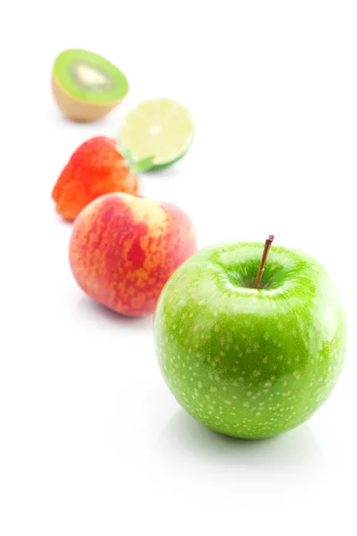 Большая сочная красная спелая клубника, яблоко, лайм, персик и изола киви — стоковое фото