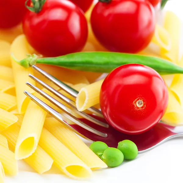 Tomates, guisantes, pasta y tenedor en un plato aislado en blanco —  Fotos de Stock