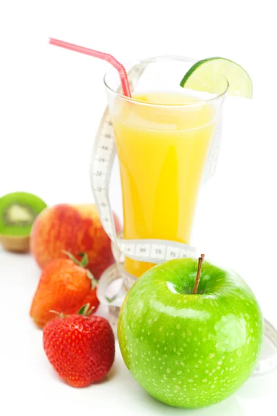 Juice äpple, jordgubbar, persika, kiwi och och mäta tejp isolatet — Stockfoto