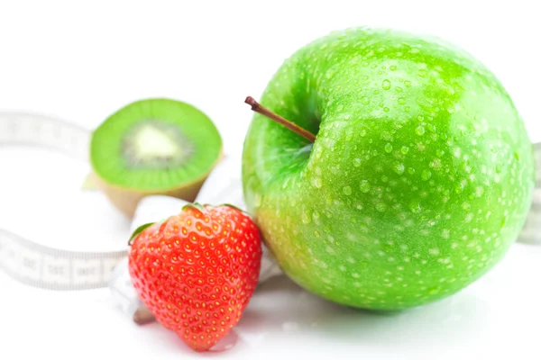 Jordbær, æble med vanddråber, kiwi og måle tape isolat - Stock-foto
