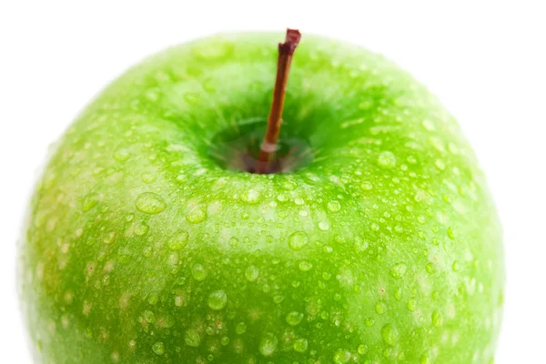 Stora grönt äpple med vattendroppar isolerad på vit — Stockfoto