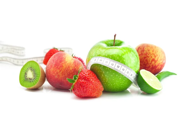 Big juicy merah stroberi matang, apel, kapur, persik, kiwi dan measu — Stok Foto