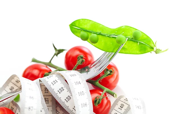 Tomate, garfo, ervilhas e fita métrica em uma placa isolada em branco — Fotografia de Stock