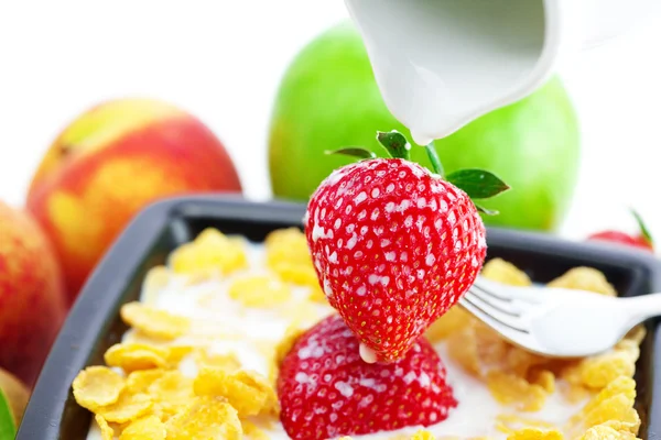 草莓、 桃子、 苹果、 猕猴桃、 叉、 牛奶和一碗里的片 — 图库照片