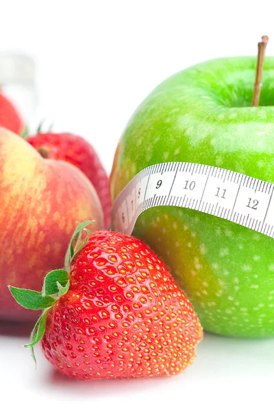 Duże soczysty czerwony dojrzałe truskawki, jabłka, groszek, brzoskwinia i środek kranu — Zdjęcie stockowe