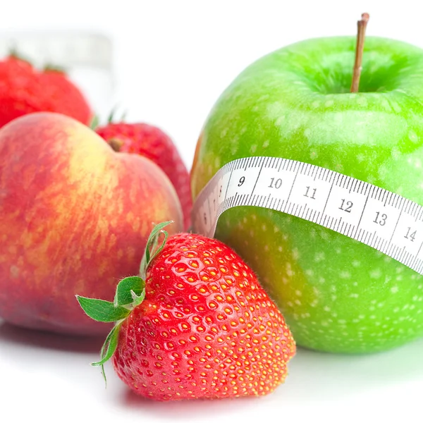Große saftige rote reife Erdbeeren, Apfel, Erbsen, Pfirsich und Maß Zapfhahn — Stockfoto