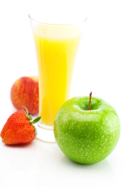 Juice, äpple, jordgubb och persika isolerad på vit — Stockfoto