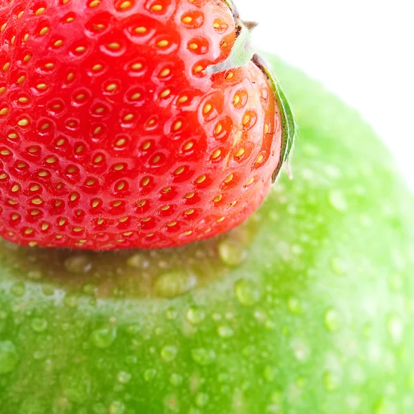 Gran manzana verde con gotas de agua y fresas aisladas en wh —  Fotos de Stock