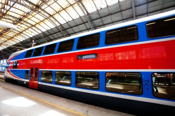 Высокоскоростной поезд на железнодорожном вокзале — стоковое фото