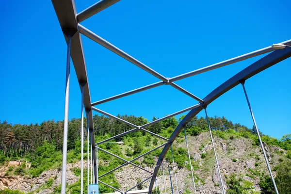 Construcción de puente de hierro contra el cielo azul — Foto de Stock
