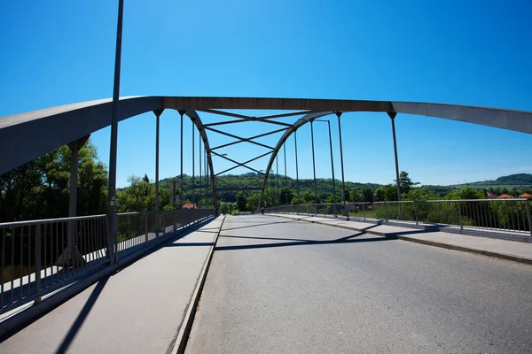 Ijzer bruggenbouw tegen de blauwe hemel — Stockfoto