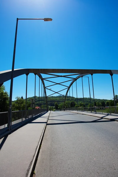Ijzer bruggenbouw tegen de blauwe hemel — Stockfoto