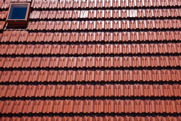 Hintergrund aus rotem Ziegeldach und Fenster — Stockfoto