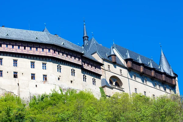 Český hrad Karlštejn na pozadí modré oblohy — Stock fotografie
