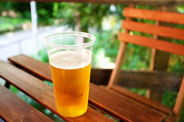 Glas Bier steht auf einem Holztisch — Stockfoto