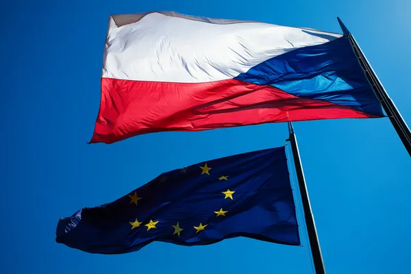 Σημαίες της Ευρωπαϊκής Ένωσης και της Τσεχικής Δημοκρατίας κατά την β — Φωτογραφία Αρχείου
