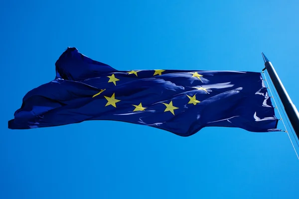 Flaga Unii Europejskiej przeciw błękitne niebo — Zdjęcie stockowe
