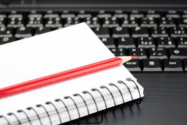 laptop klavye, not defteri ve kalem