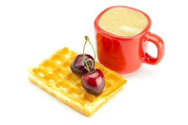 kapuçino Kupası, gözleme ve üzerinde beyaz izole kiraz