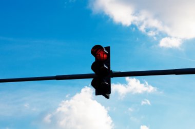 Mavi gökyüzüne karşı trafik ışıkları